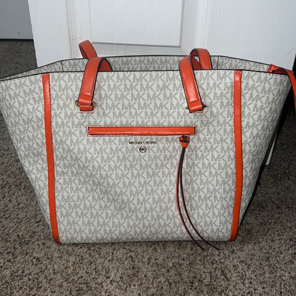 Large MK bag. Great condition. Hardly used